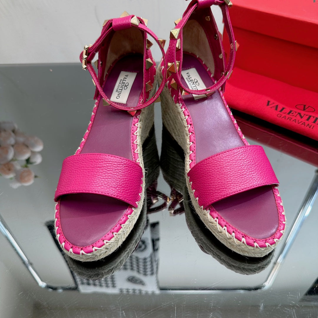 ROCKSTUD WEDGE 85 MM IN DEEP PINK CALFSKIN