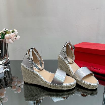 ROCKSTUD WEDGE 85 MM IN SILVER CALFSKIN