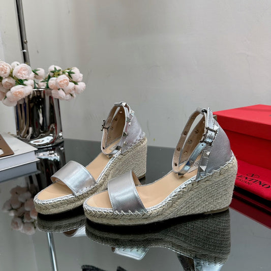 ROCKSTUD WEDGE 85 MM IN SILVER CALFSKIN