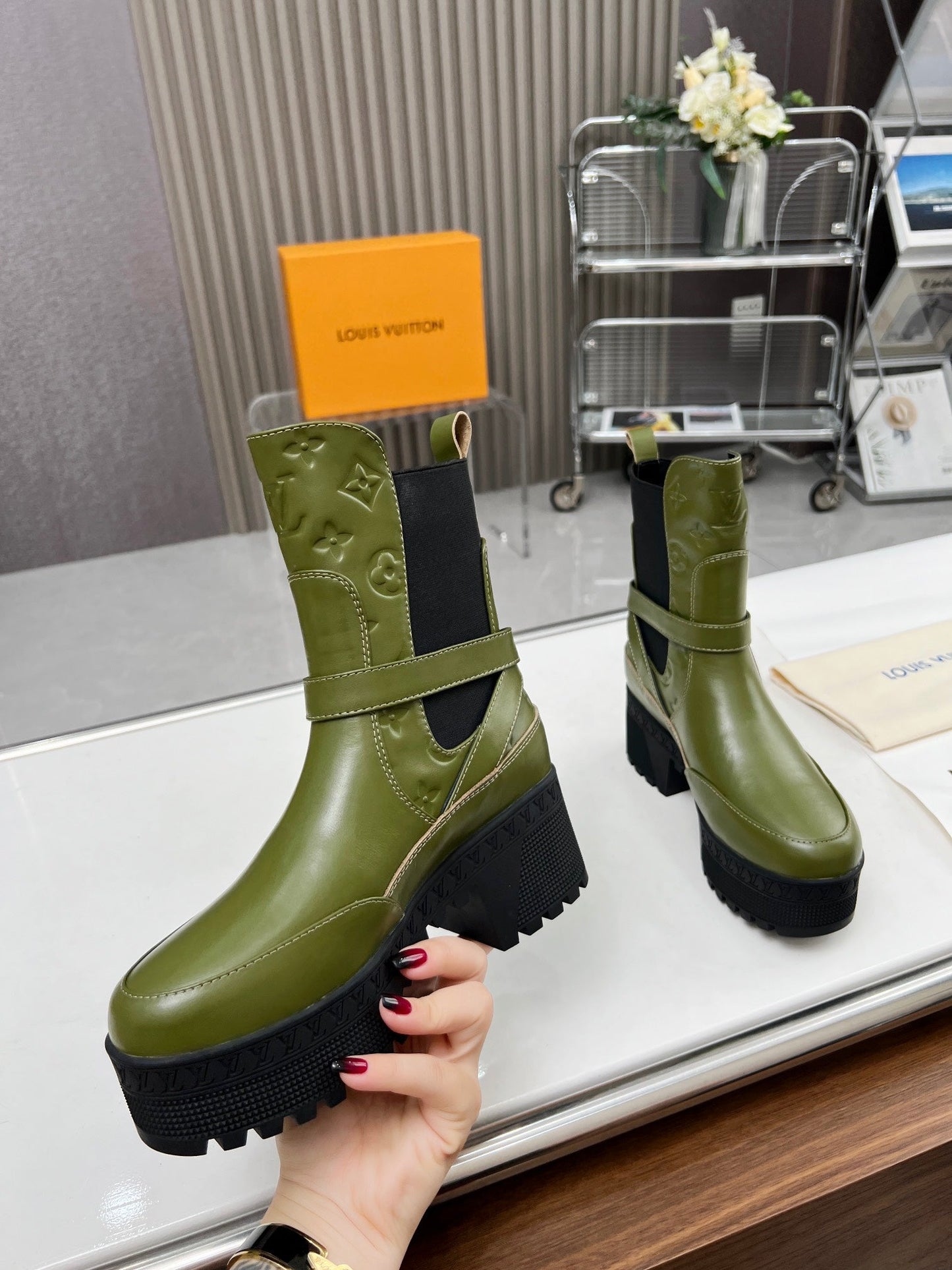 LAUREATE PLATFORM DESERT BOOT IN DARK OLIVE GREEN CALFSKIN