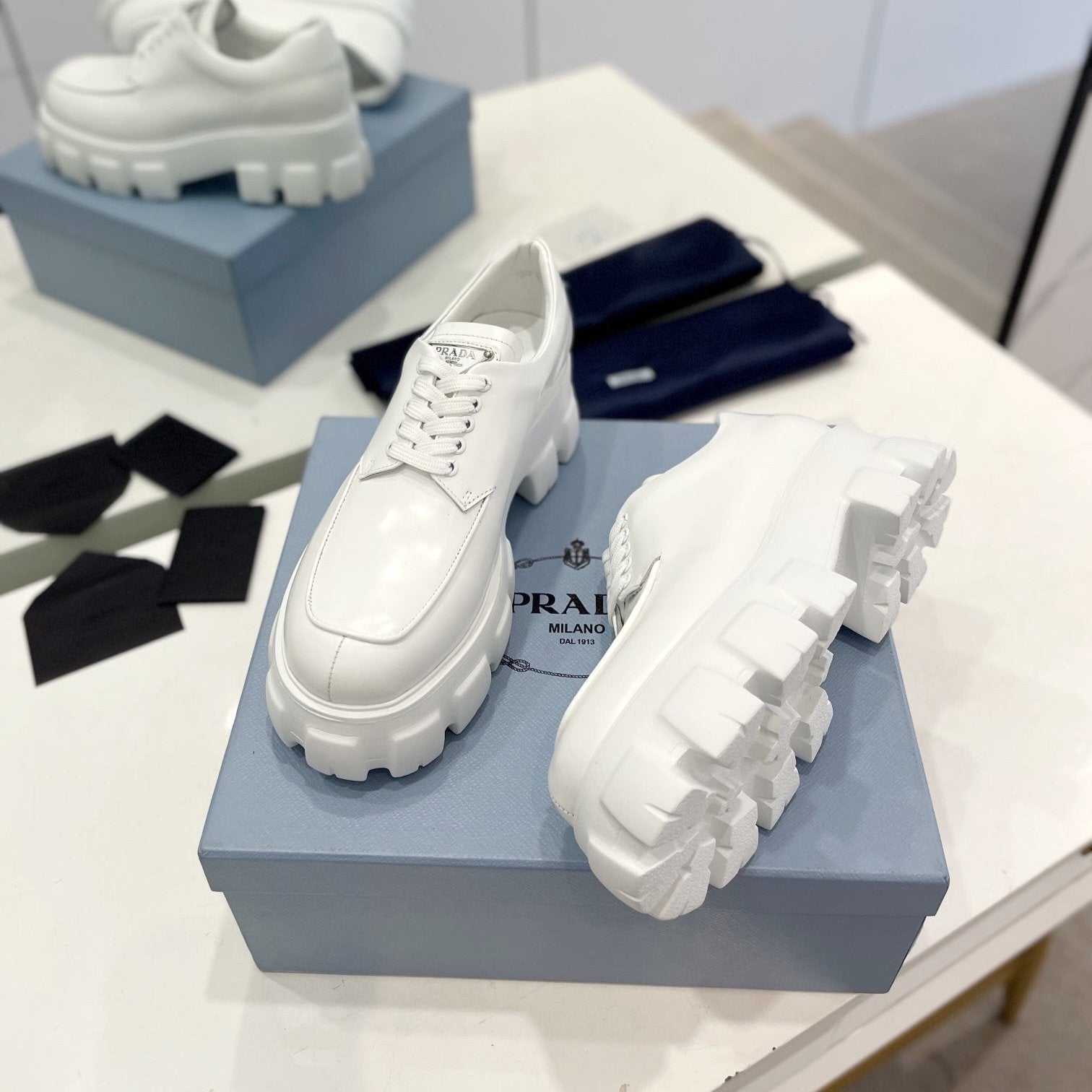 MONOLITH LACE-UP LOAFER IN WHITE CALFSKIN ATTACHED TRIANGLE LOGO