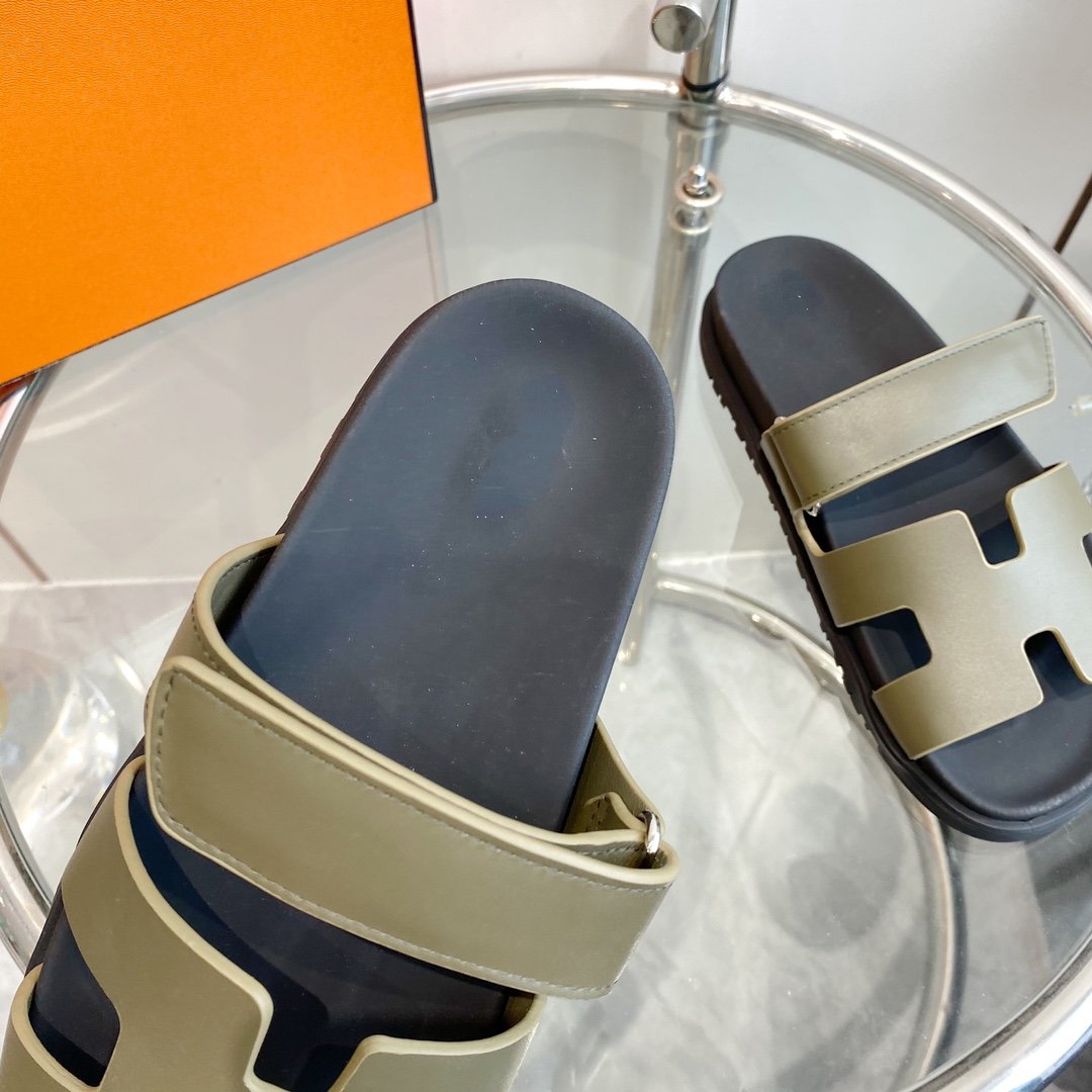 Chypre Sandal Clay Mastic Calfskin Leather