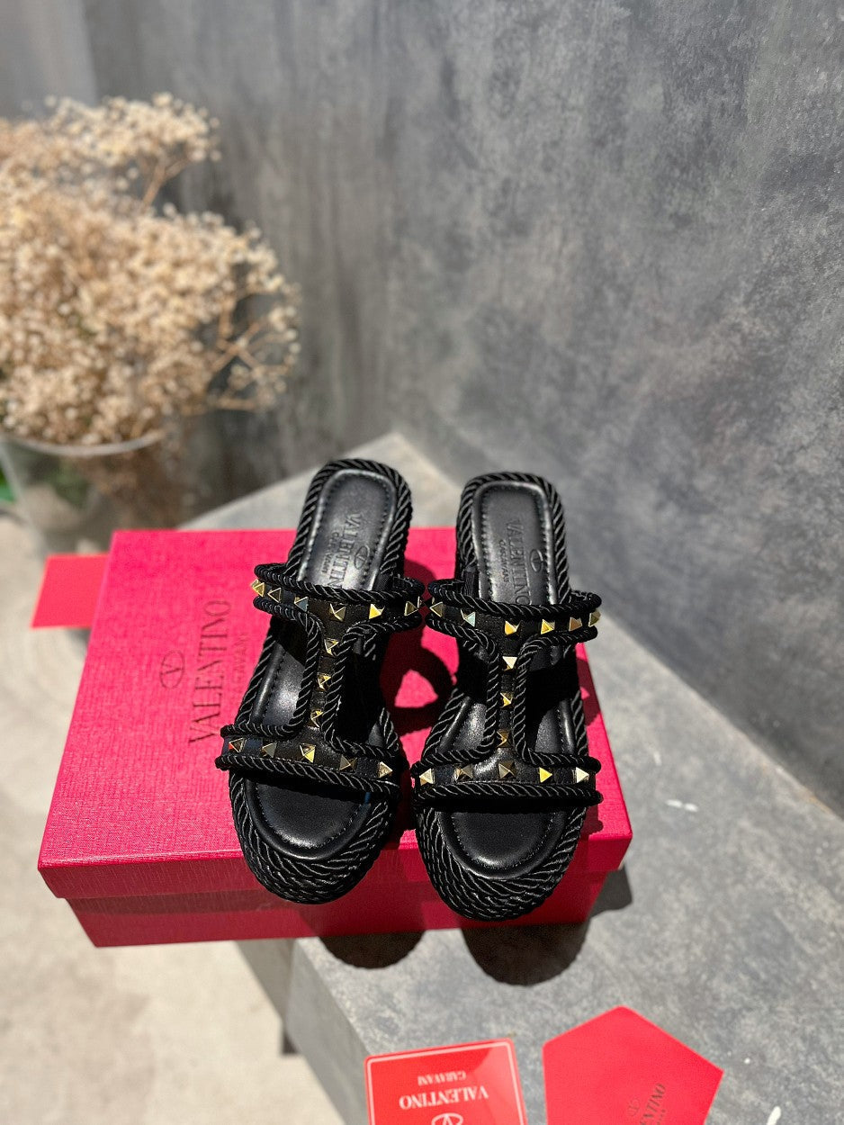 ROCKSTUD LAMINATED NAPPA WEDGE SANDAL 100 MM BLACK