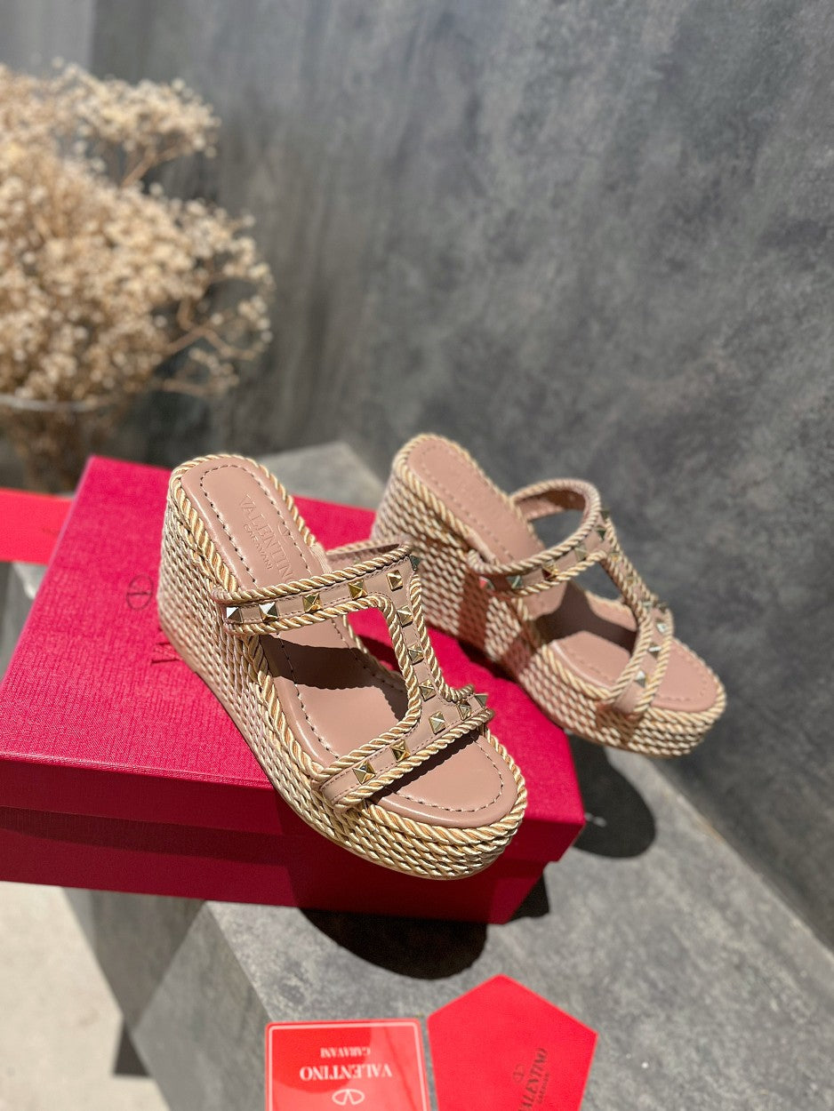 ROCKSTUD LAMINATED NAPPA WEDGE SANDAL 100 MM ROSE BROWN