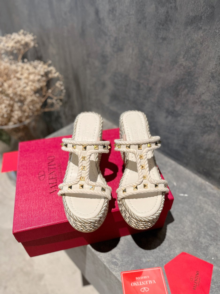 ROCKSTUD LAMINATED NAPPA WEDGE SANDAL 100 MM WHITE
