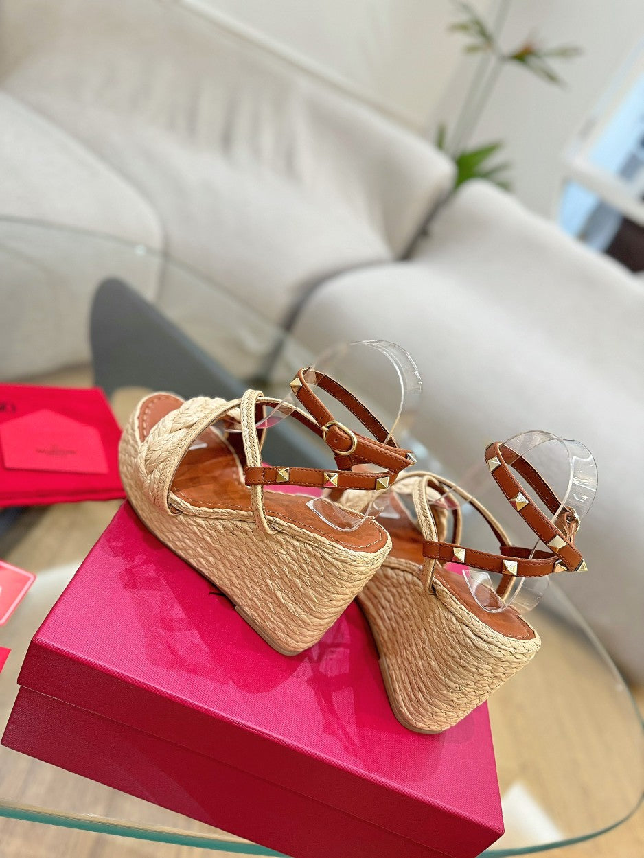 GARAVANI ROCKSTUD WEDGE SANDALS IN BRONZE BROWN CALFSKIN AND BEIGE RAFFIA