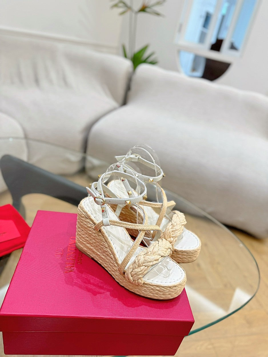 GARAVANI ROCKSTUD WEDGE SANDALS IN WHITE CALFSKIN AND BEIGE RAFFIA