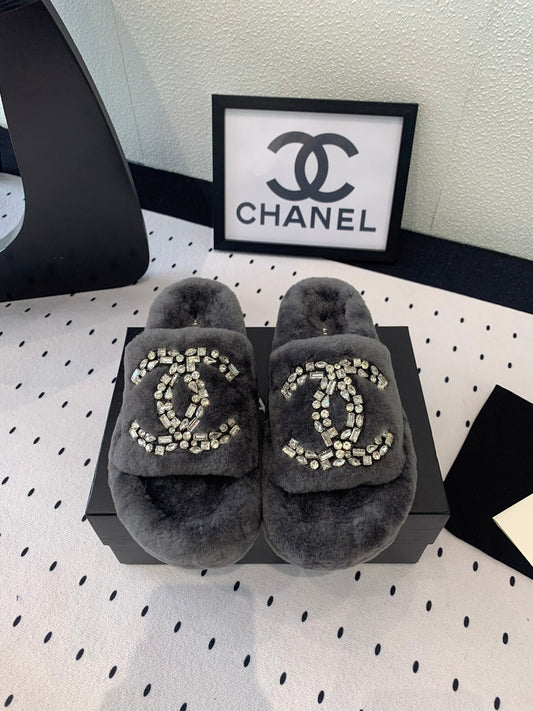 THICK-SOLED SLIPPERS IN GREY SHEEP WOOL