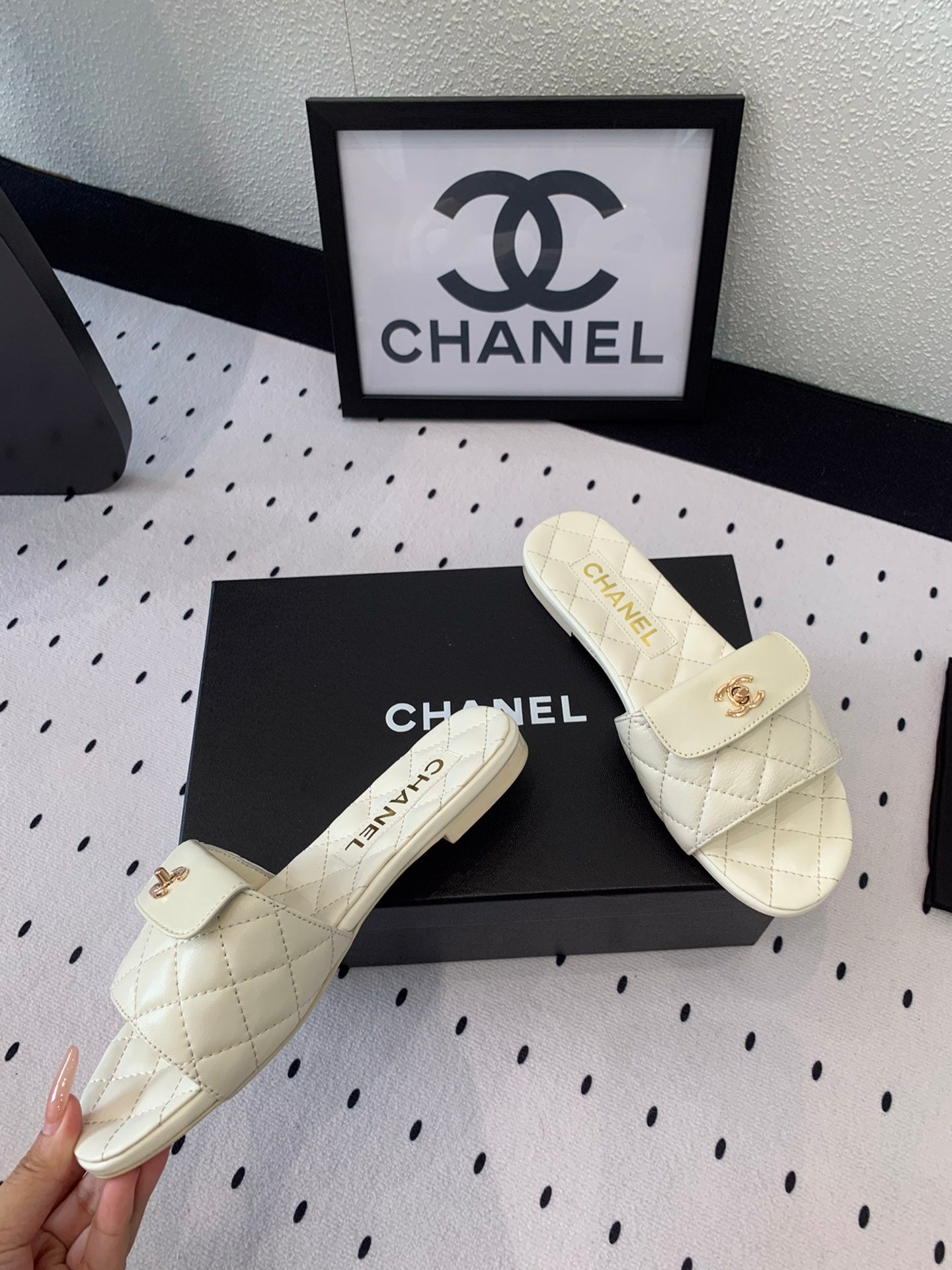 CC SLIPPERS IN WHITE CALFSKIN