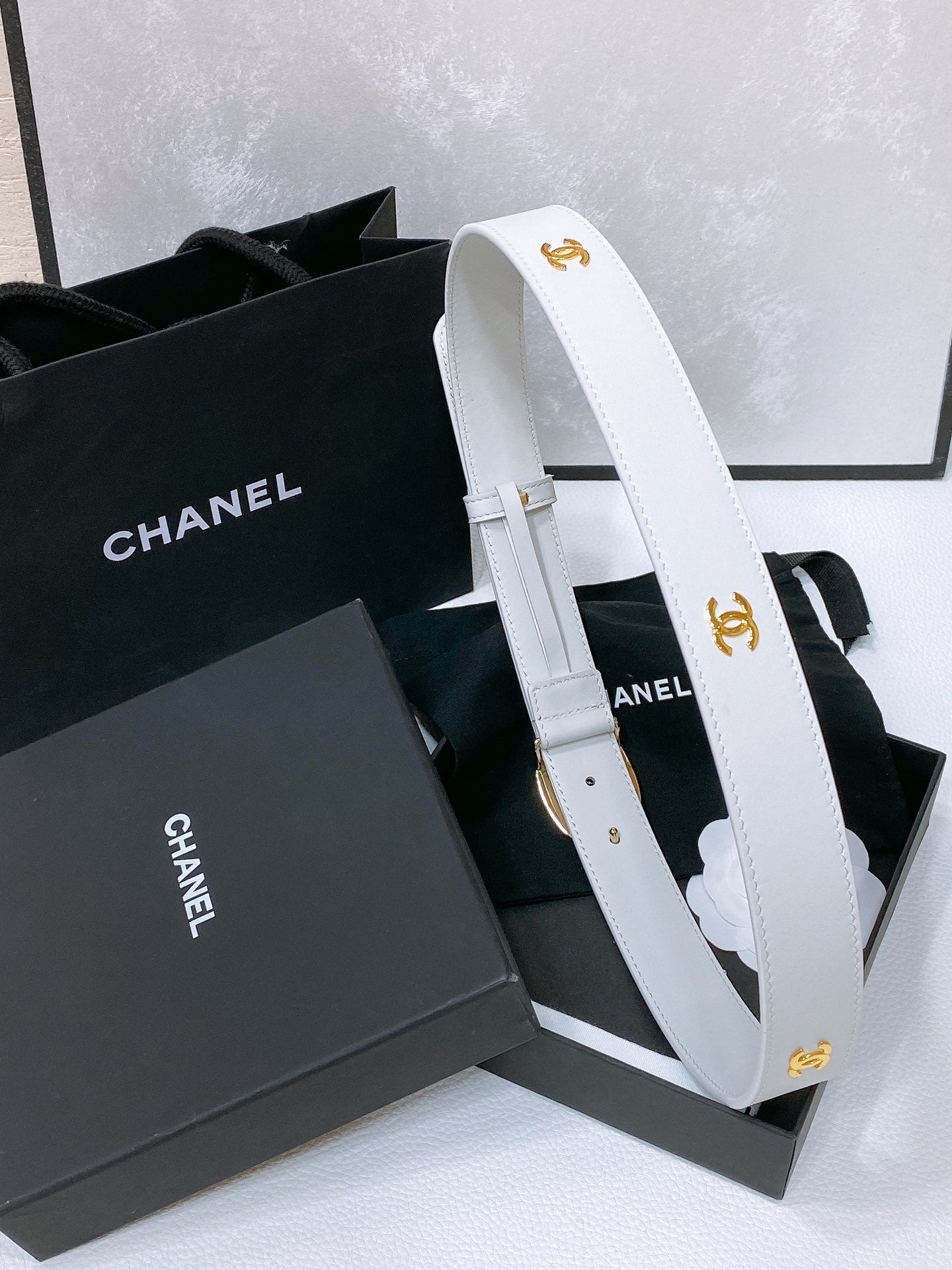 CC 30MM BELT IN WHITE SMOOTH CALFSKIN WHITE MIX BLACK METAL LOGO GOLD HARDWARE