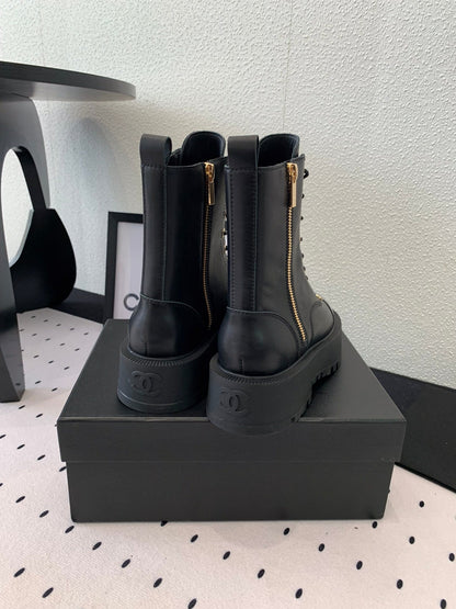ANKLE BOOTS IN BLACK CALFSKIN