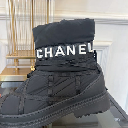 SKI BOOTS IN BLACK QUILTED COTTON