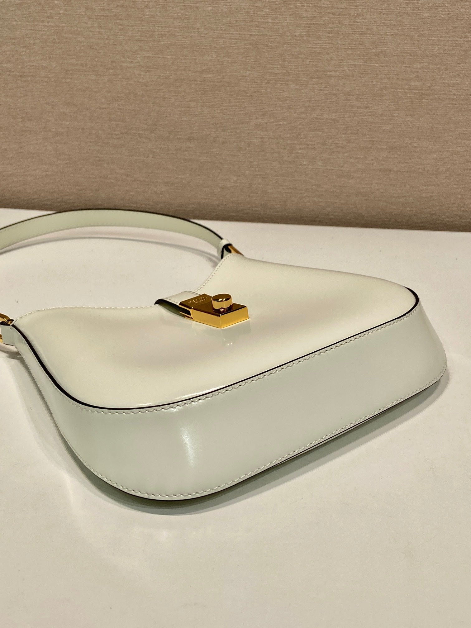 CLEO SHOULDER BAG 22 IN WHITE BRUSHED LAMBSKIN WITH CLASP CLOSURE