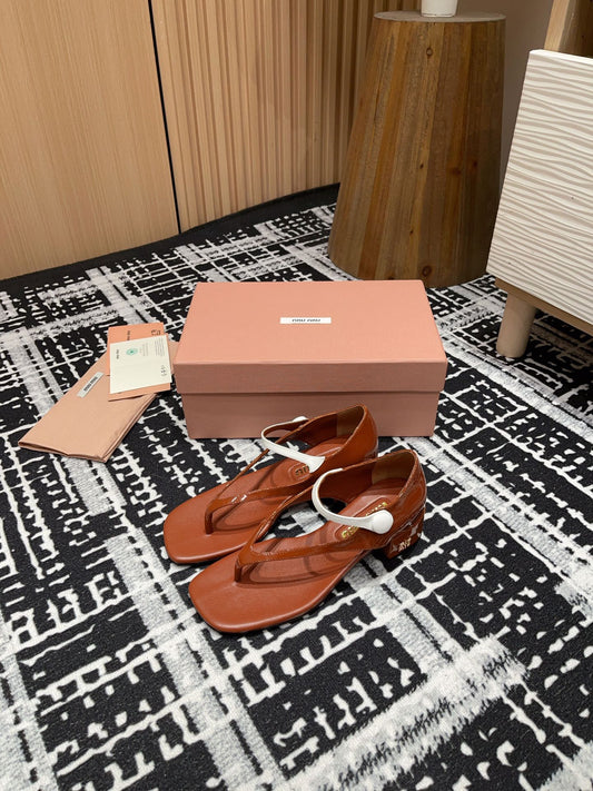 HIGH THONG SANDALS WITH WHITE STRAP IN RED BROWN GLOSSY LAMBSKIN
