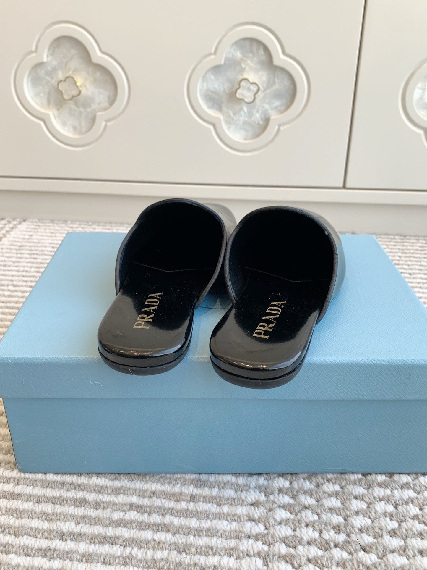 MULES IN BLACK GLOSSY SHEEPSKIN GOLD LETTERING LOGO