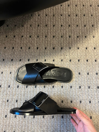 PETAL BELT FLAT SANDAL IN BLACK CALFSKIN