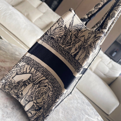 DIO Book Tote
