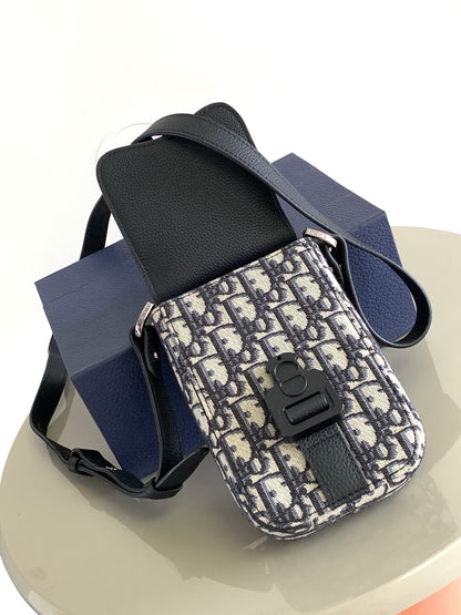 DIO Oblique Sling Bag