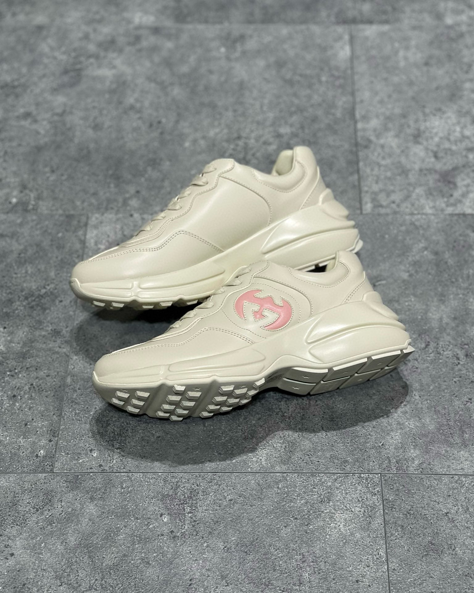 GUC Sneakers