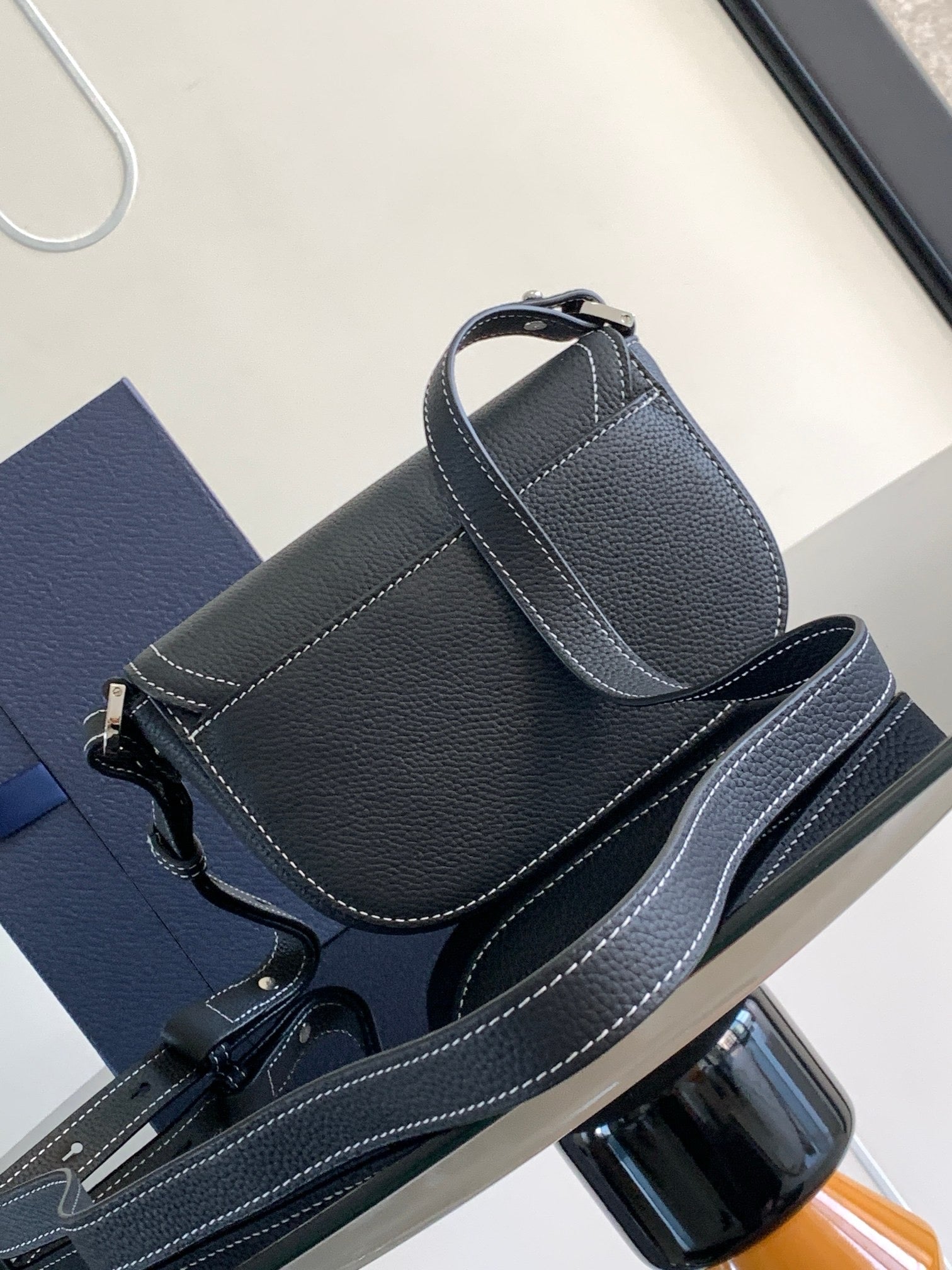 DIO Messenger Bag