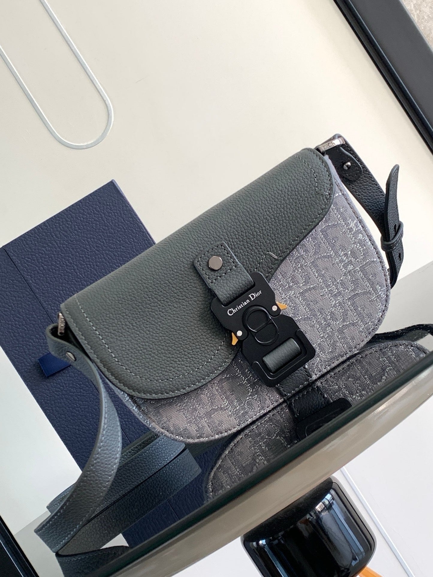 DIO Oblique Messenger Bag