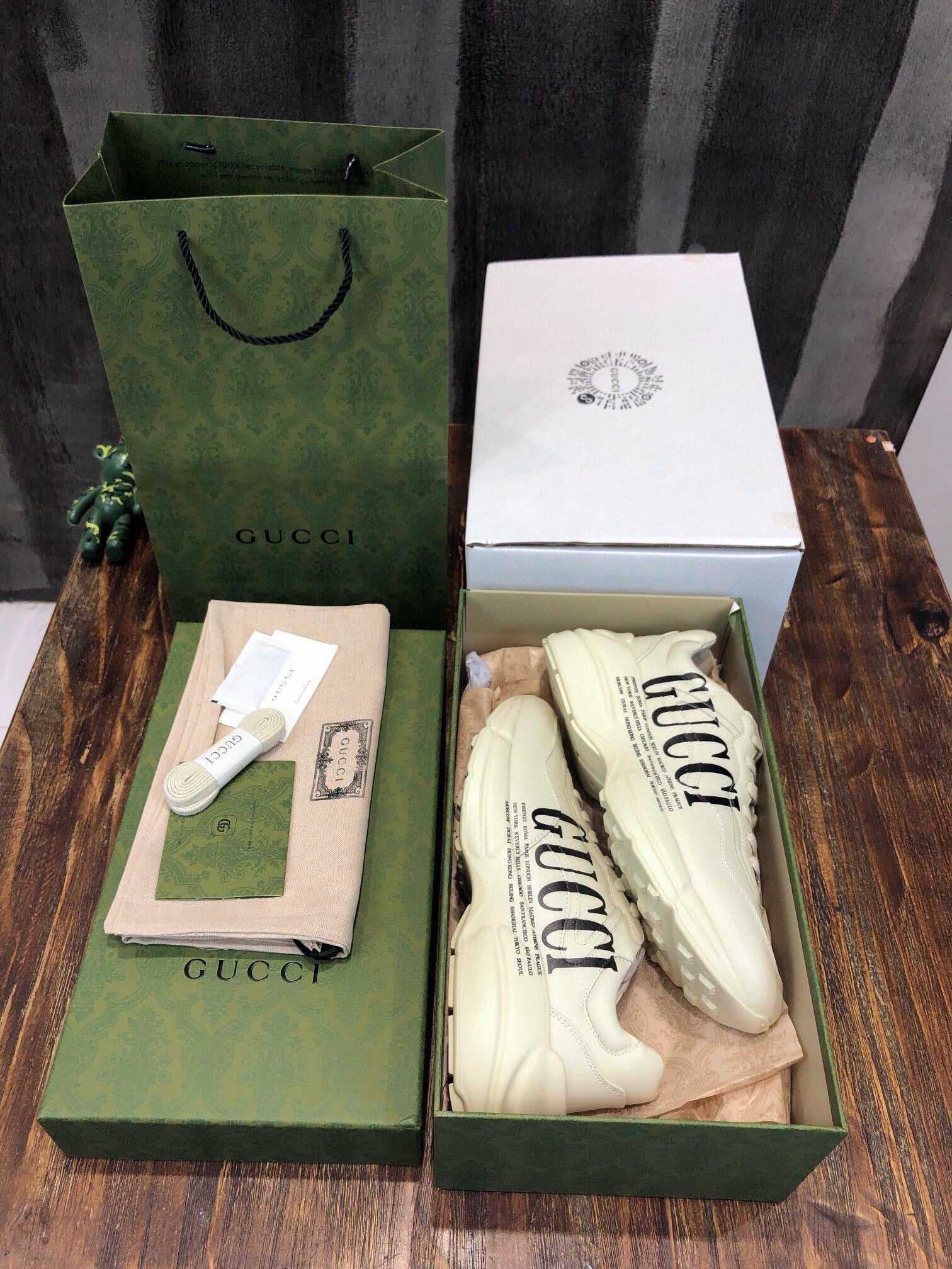 GUC Sneakers