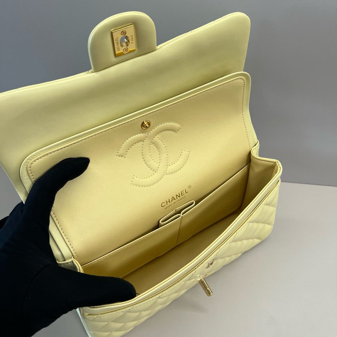 25C FLAP BAG 25 IN YELLOW QUILTED LAMBSKIN GOLD HARDWARE