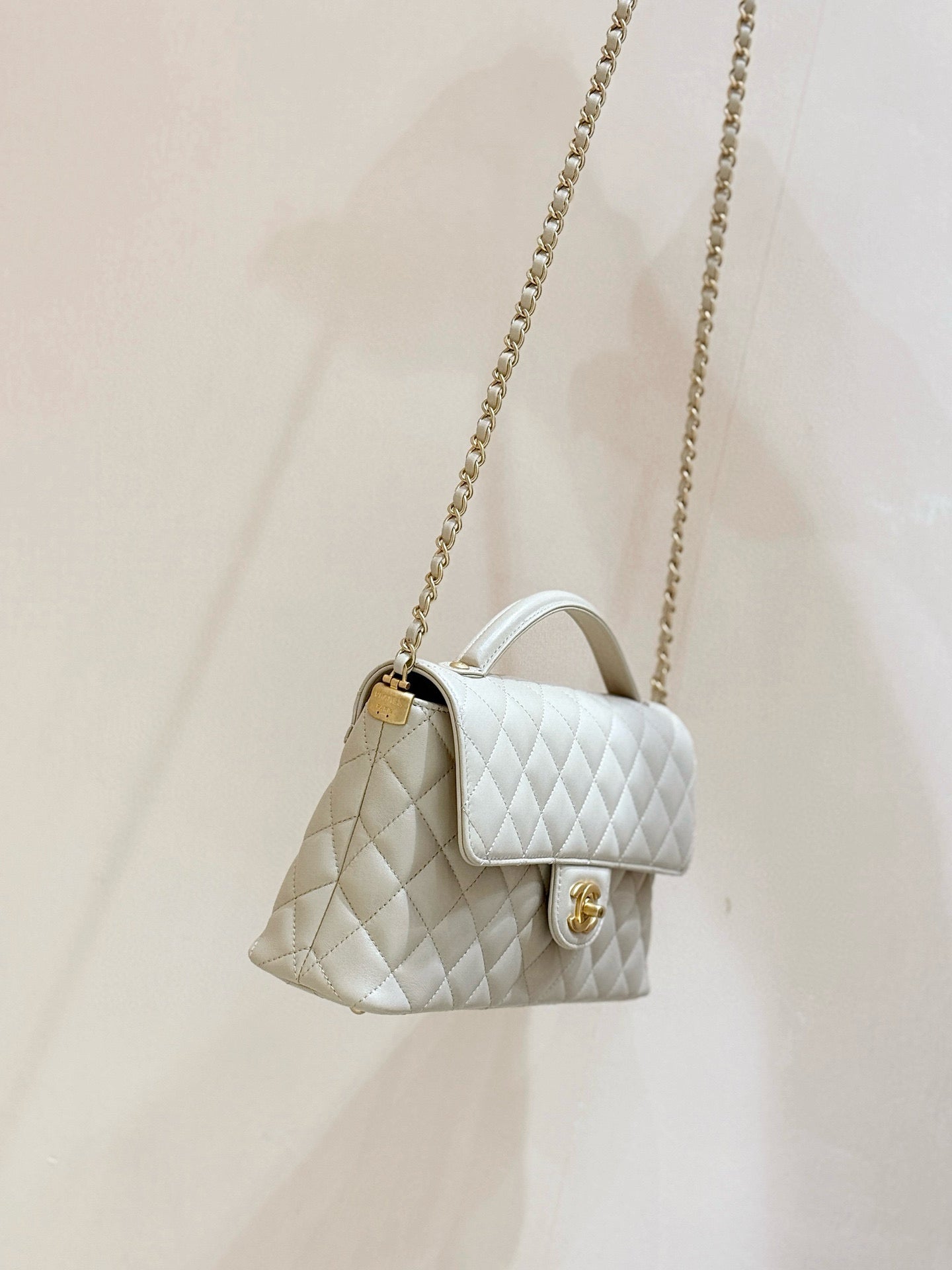 25P KELLY HANDLE BAG 26 IN MILKY WHITE LAMBSKIN GOLD HARDWARE