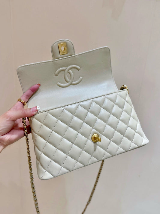 25P KELLY HANDLE BAG 26 IN MILKY WHITE LAMBSKIN GOLD HARDWARE