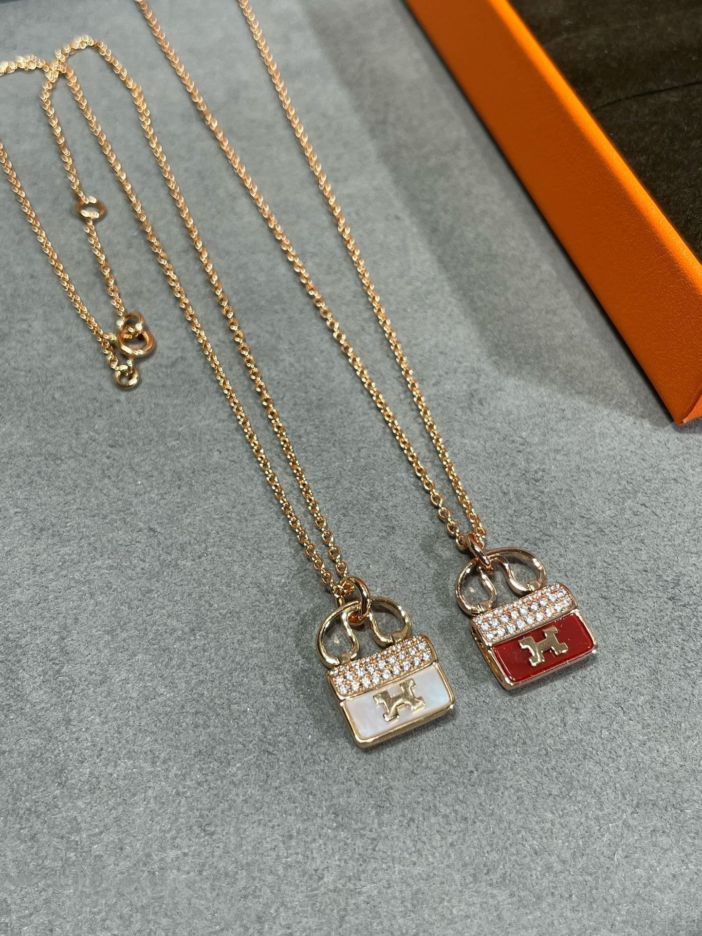 H CIRCE MOISSANITE PENDANT NECKLACE GOLD