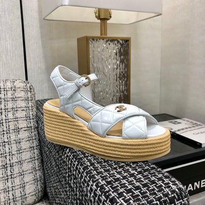 PEEP-TOE THICK SOLE SANDALS IN WHITE PATENT LAMBSKIN