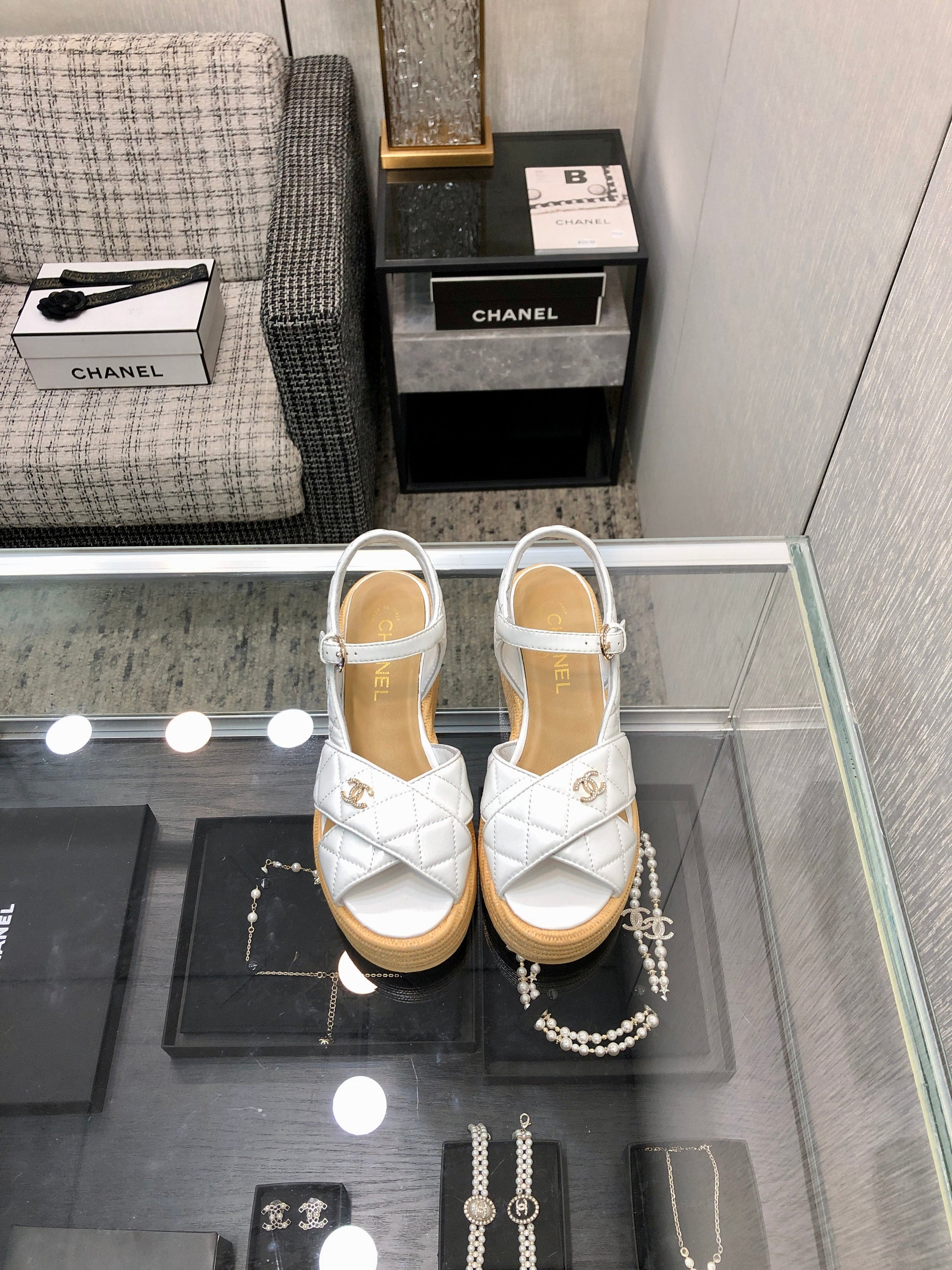 PEEP-TOE THICK SOLE SANDALS IN WHITE PATENT LAMBSKIN