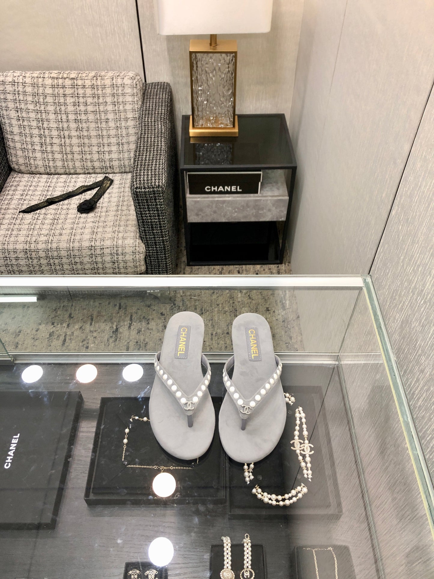THONG SLIDE IN PALE GRAY SUEDE WITH WHITE DOT