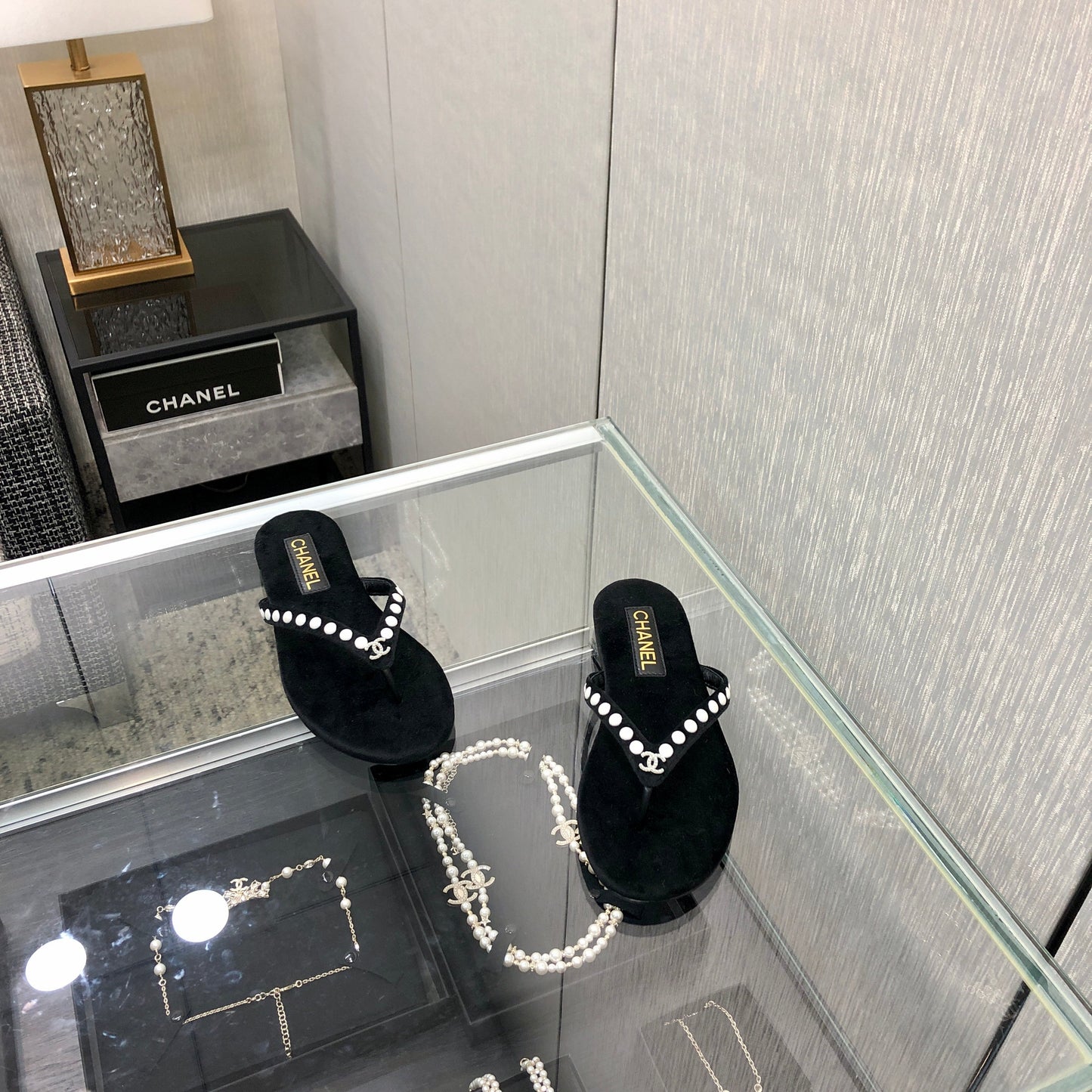 THONG SLIDE IN BLACK SUEDE WITH WHITE DOT