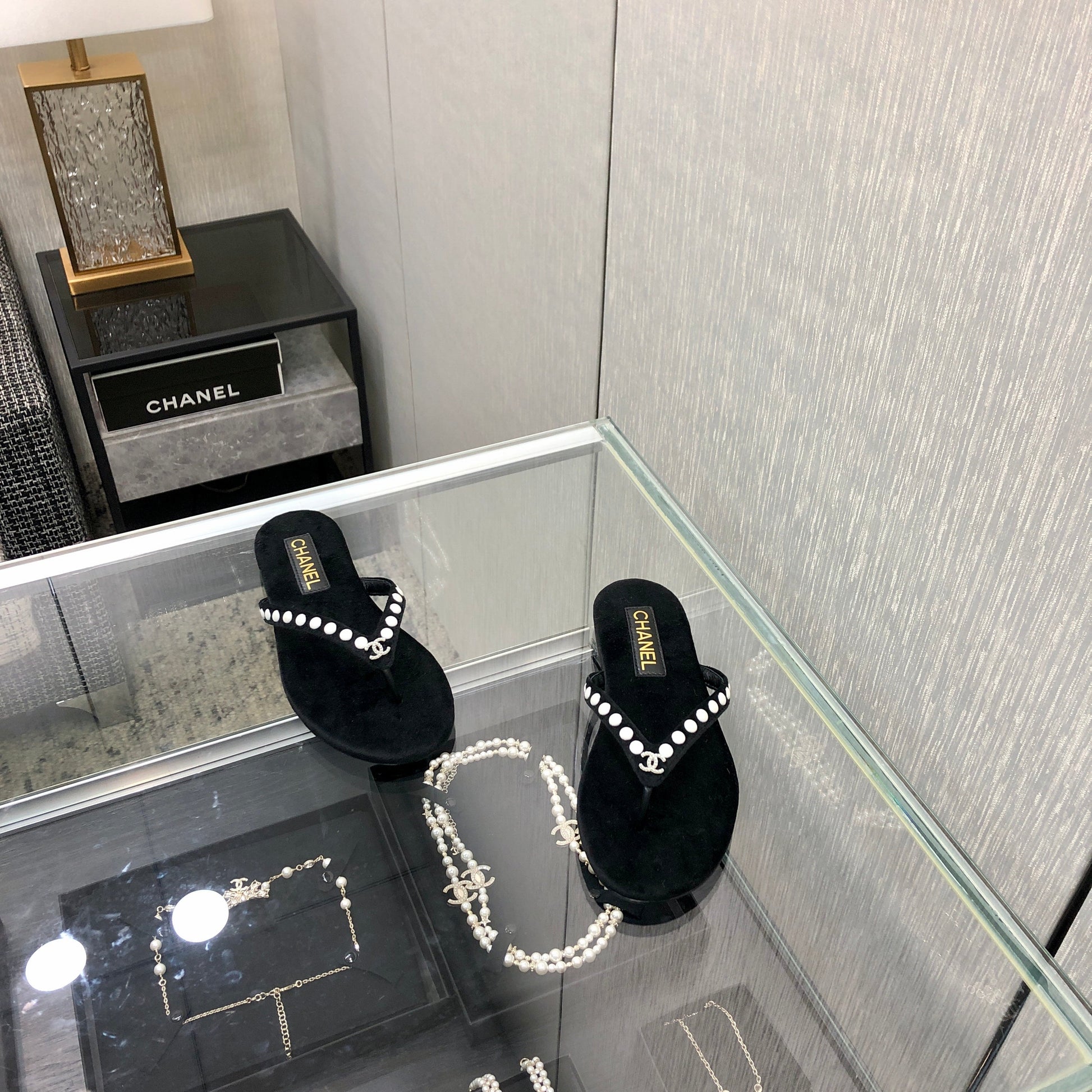 THONG SLIDE IN BLACK SUEDE WITH WHITE DOT