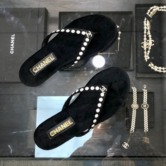 THONG SLIDE IN BLACK SUEDE WITH WHITE DOT