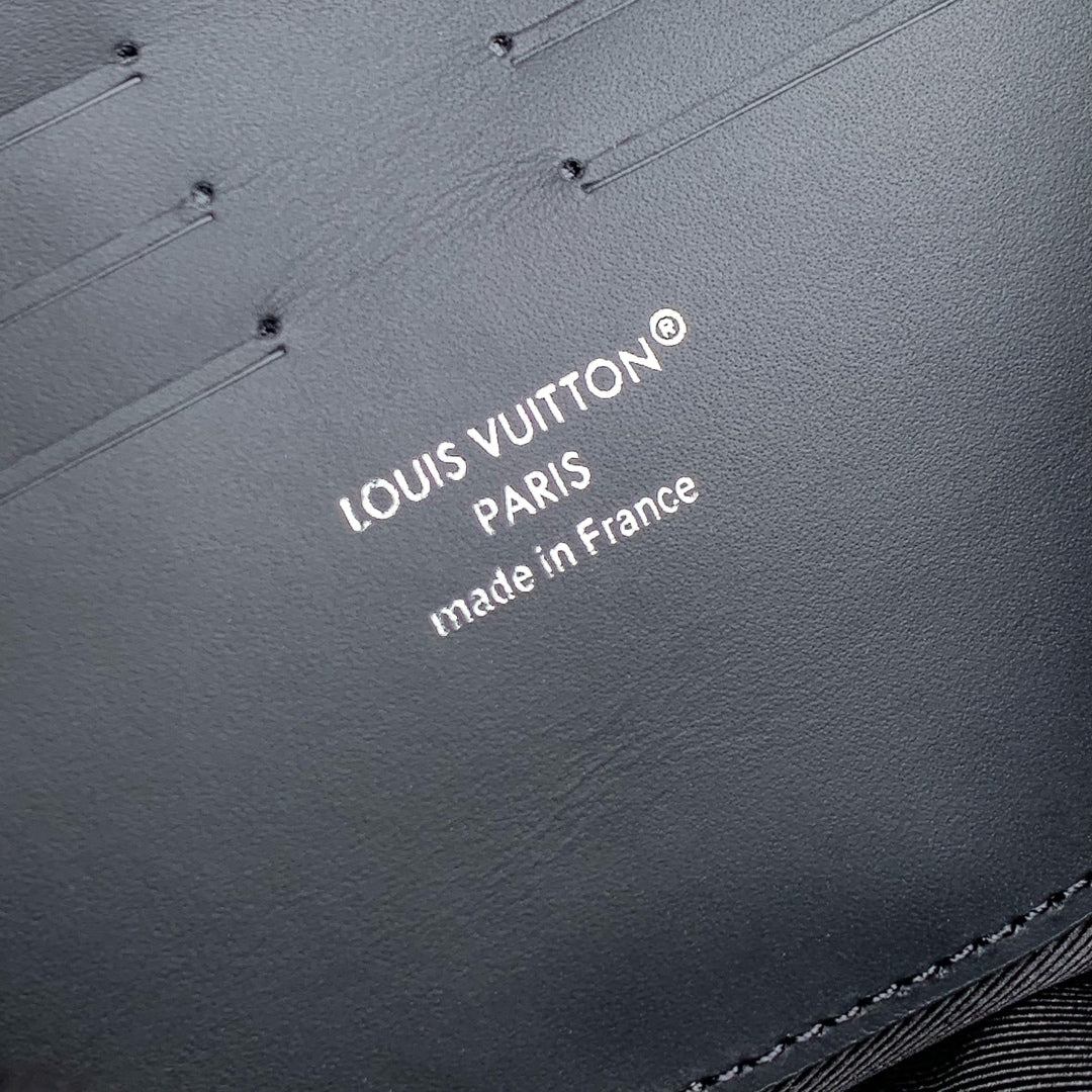 POCHETTE KASAI 24.5 IN BLACK MONOGRAM SHADOW CALFSKIN