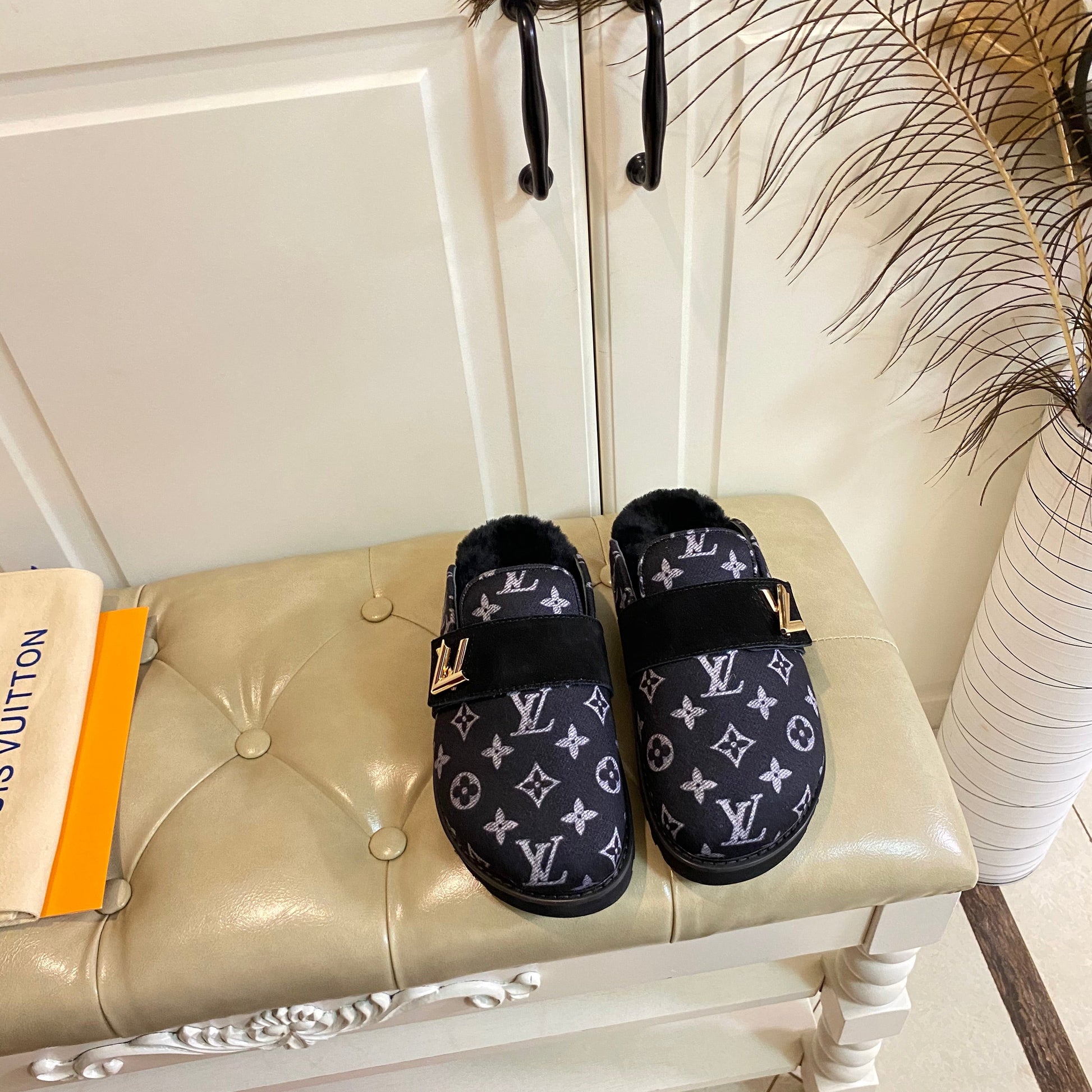COSY FLAT COMFORT CLOG IN BLACK MONOGRAM FABRIC AND SUEDE