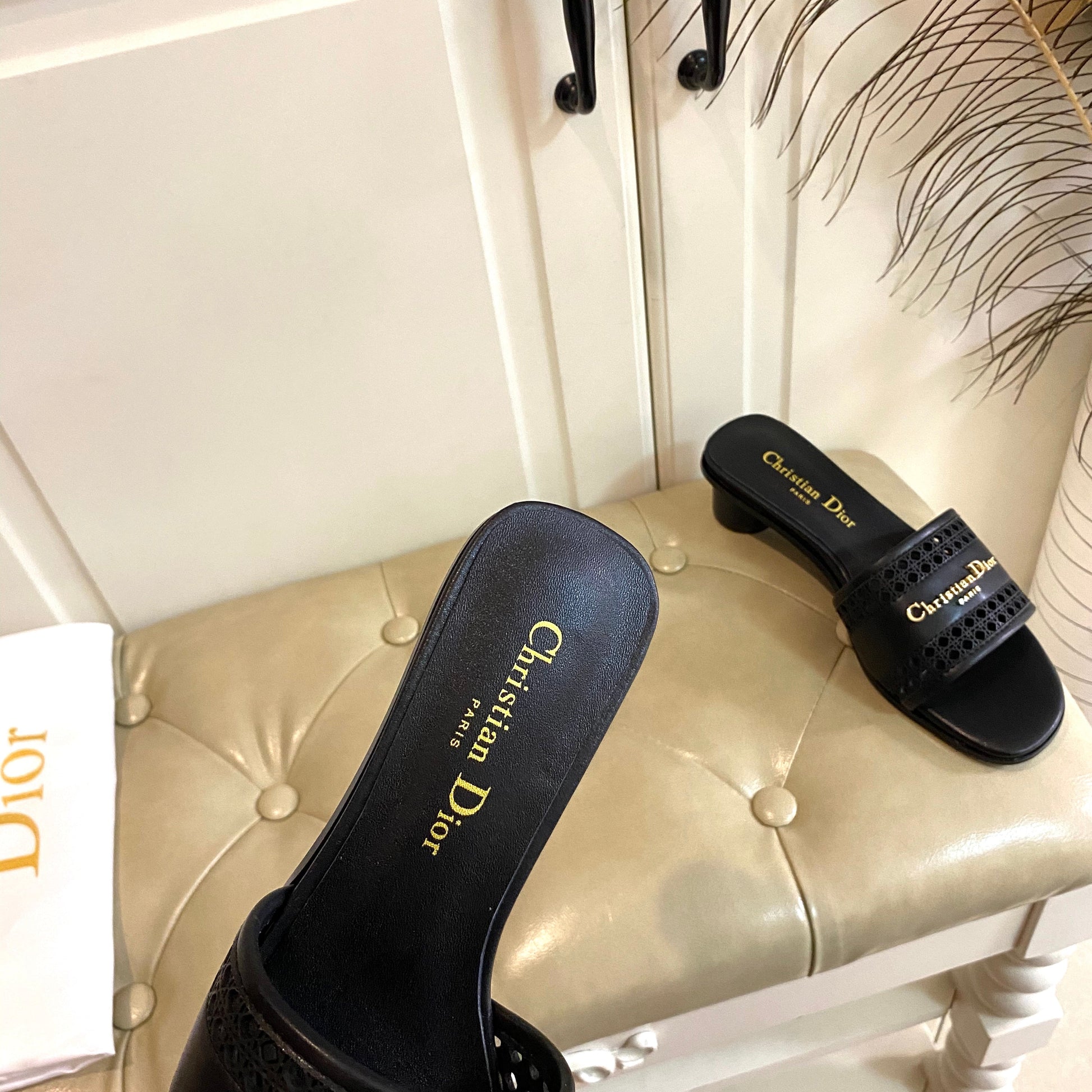 DWAY HEELED SLIDE IN BLACK CALFSKIN WITH GOLD LOGO