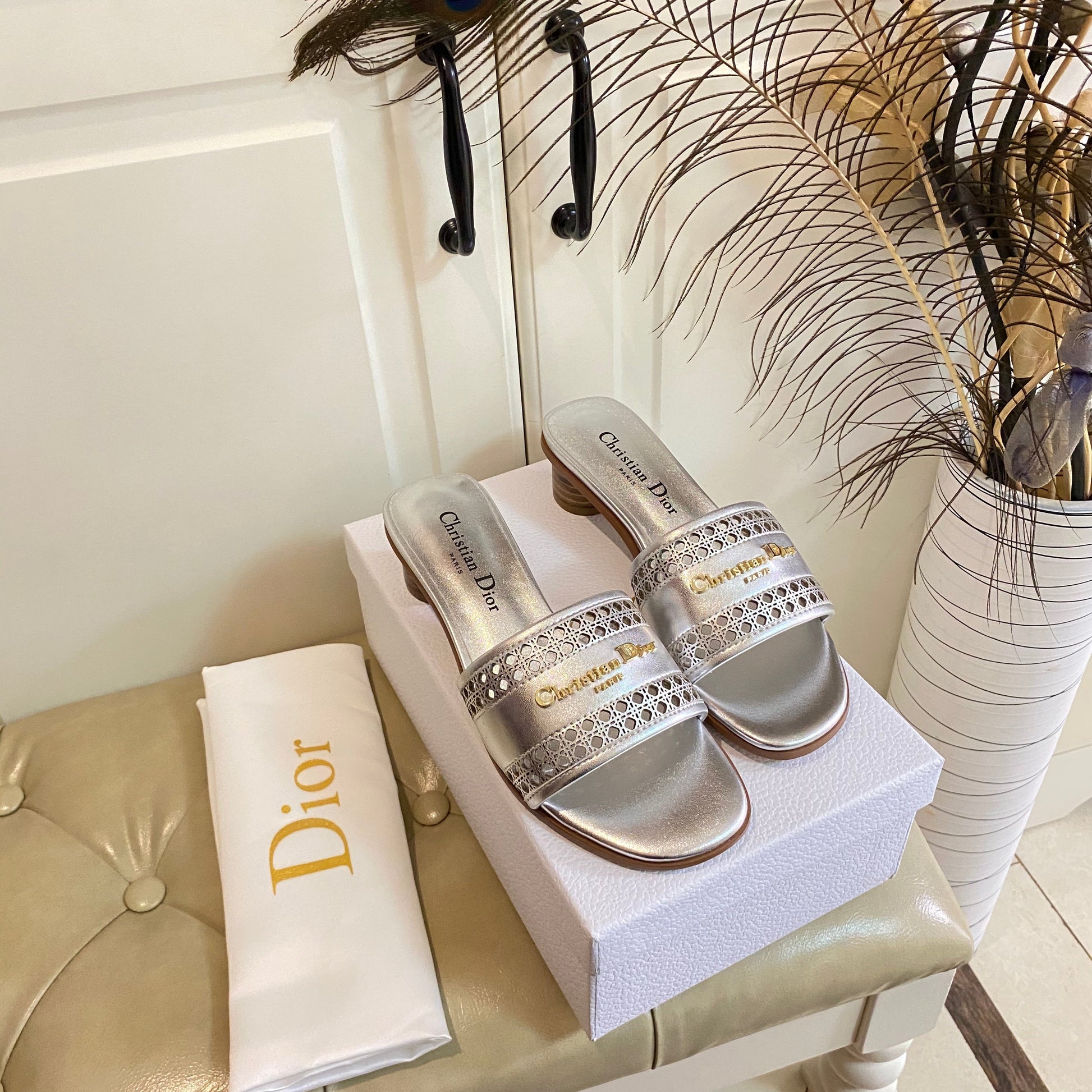 DWAY HEELED SLIDE IN SILVER CALFSKIN WITH GOLD LOGO