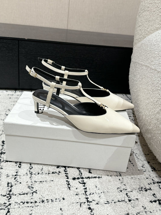 KITTEN T-BAR STRAP PUMP 5 CM IN WHITE PATENT CALFSKIN