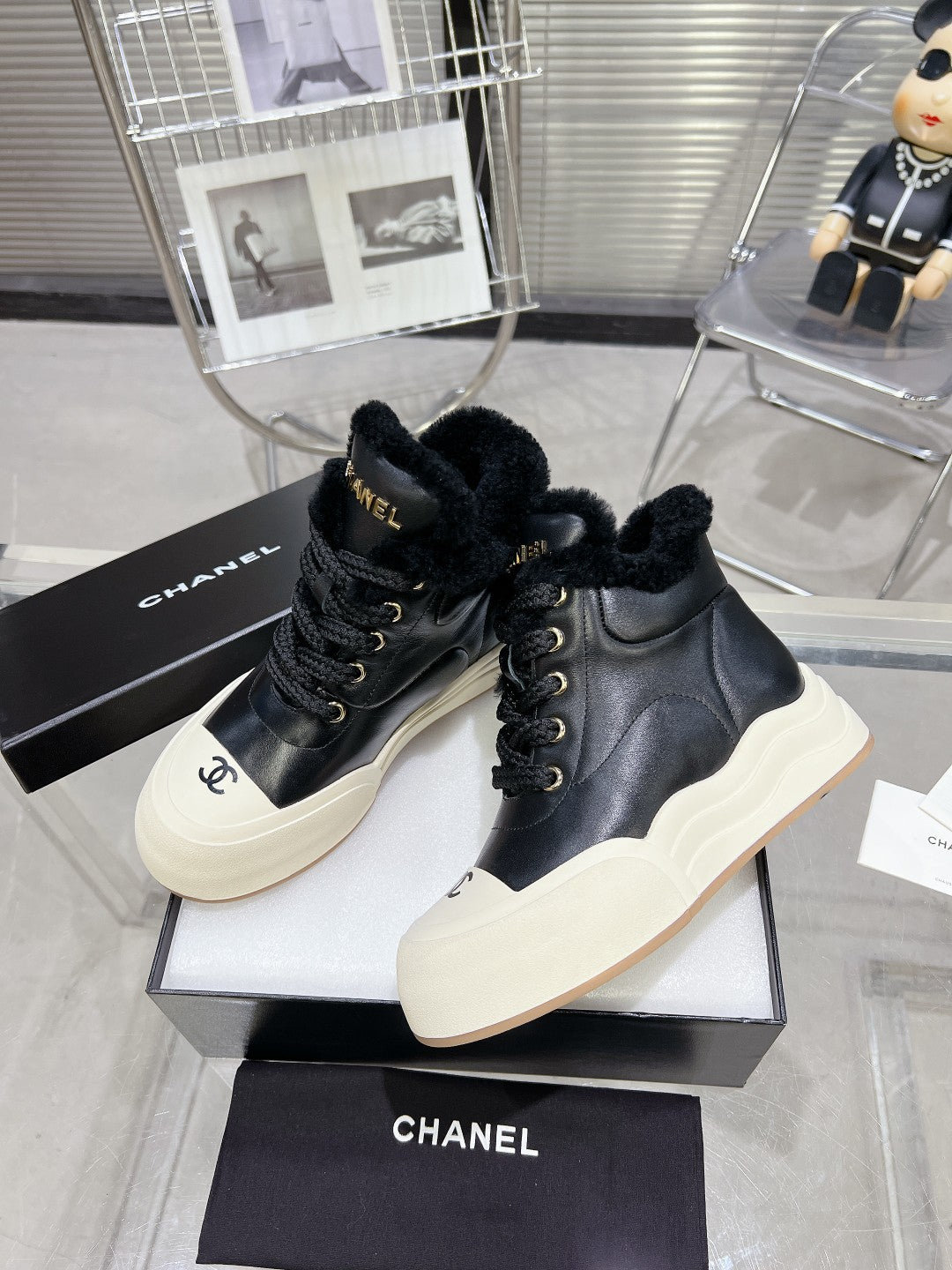 MARTIN BOOTS IN BLACK CALFSKIN AND LAMB FUR LINING