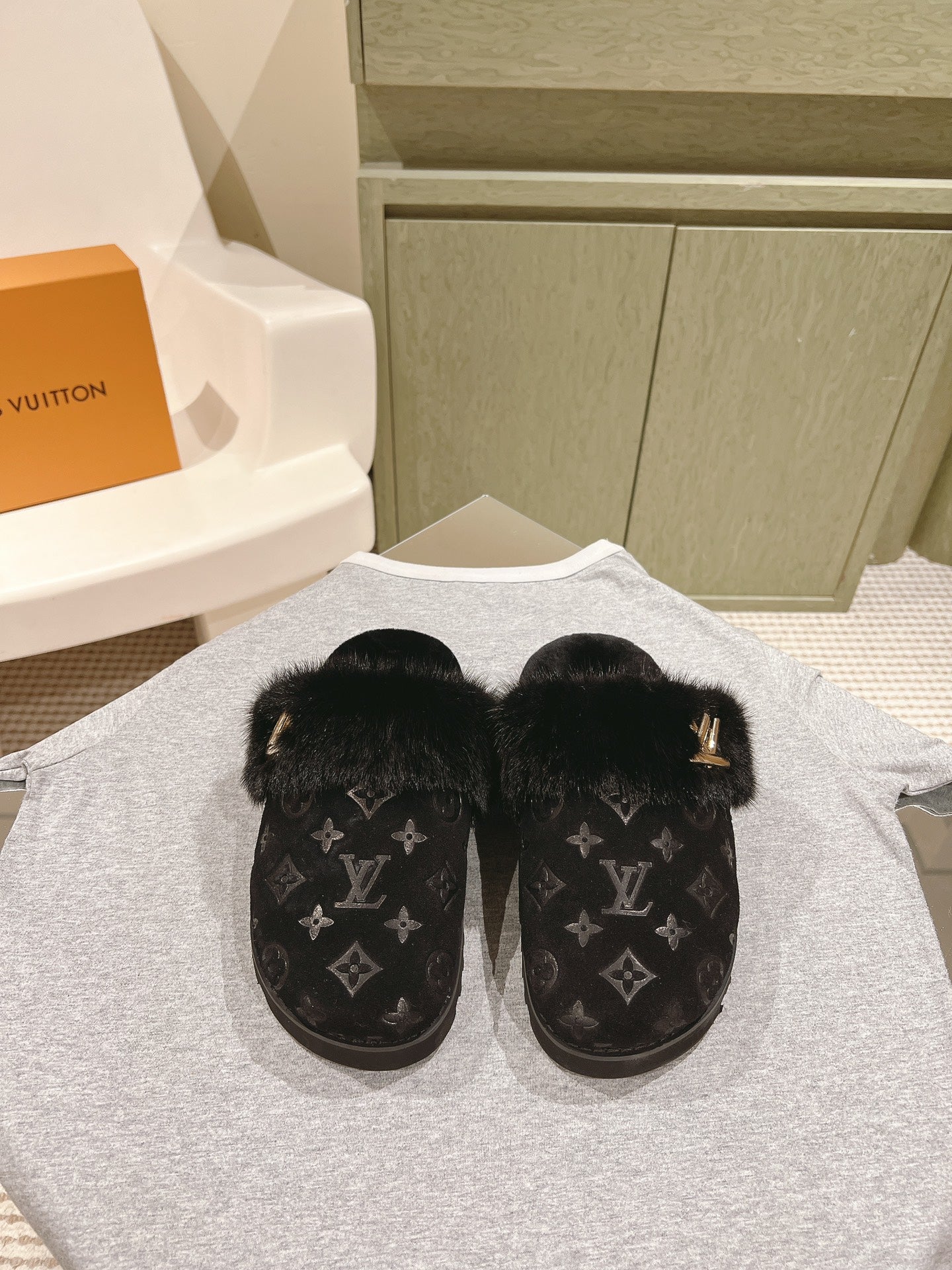 COSY FLAT COMFORT CLOG IN BLACK MONOGRAM LAMB WOOL AND MINK FUR