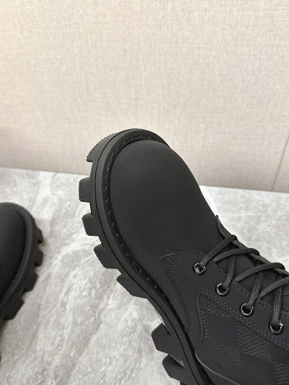 MARTIN ANKLE BOOTS IN BLACK SUEDE AND WHITE SHEARLING LINING