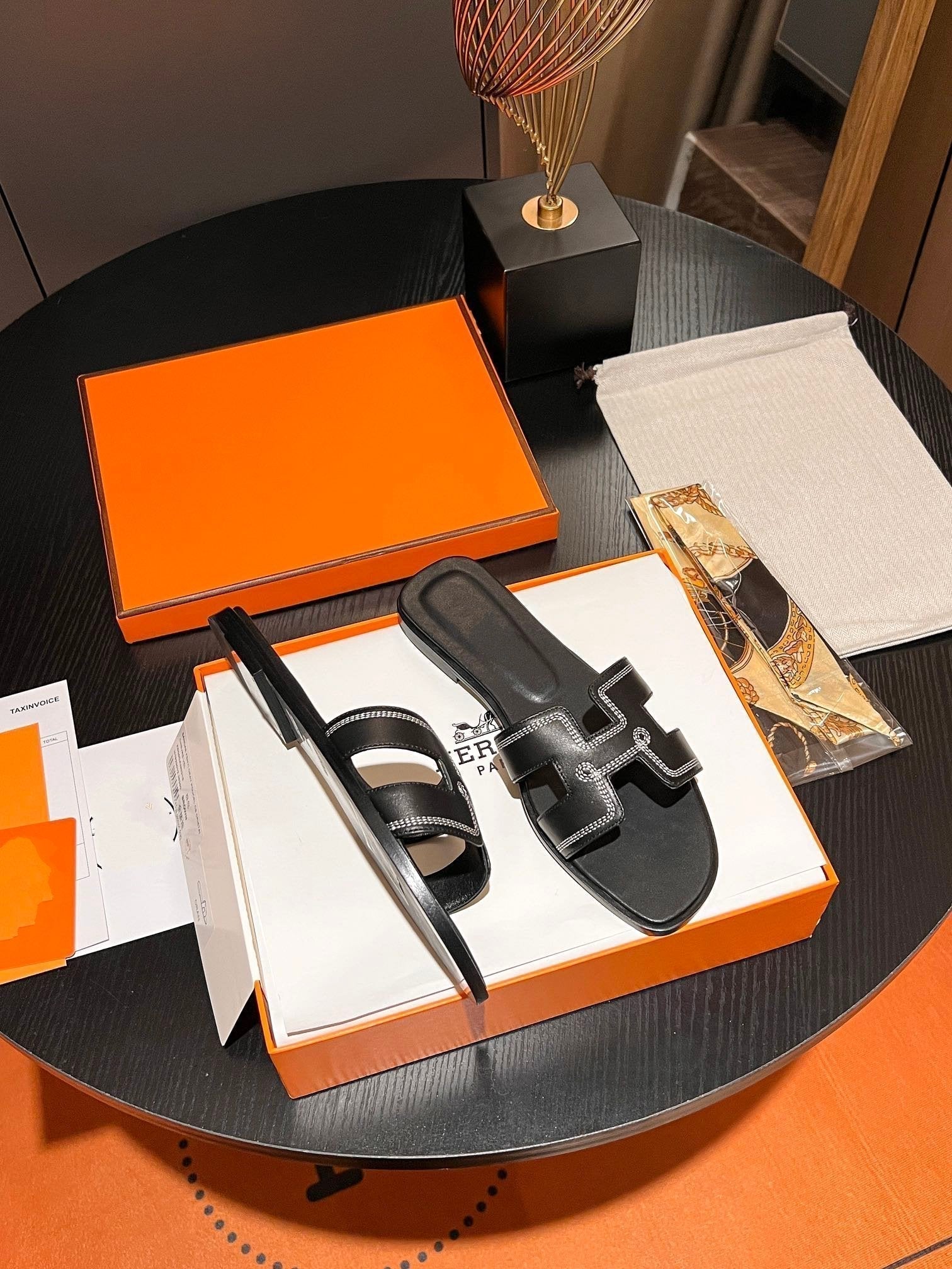 0RAN SANDAL Calfskin Black