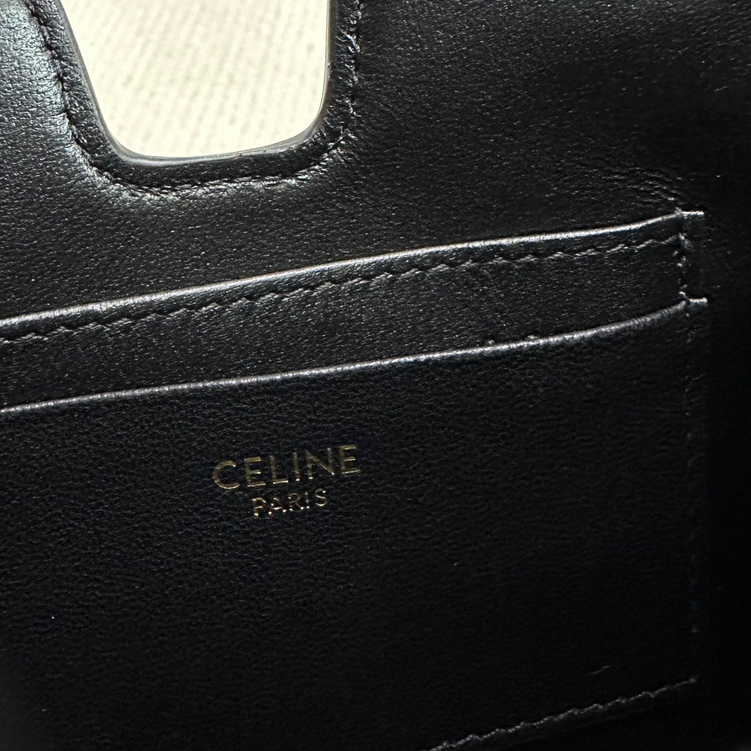 16 STRAP POCHETTE 18 IN BLACK SUPPLE CALFSKIN GOLD HARDWARE