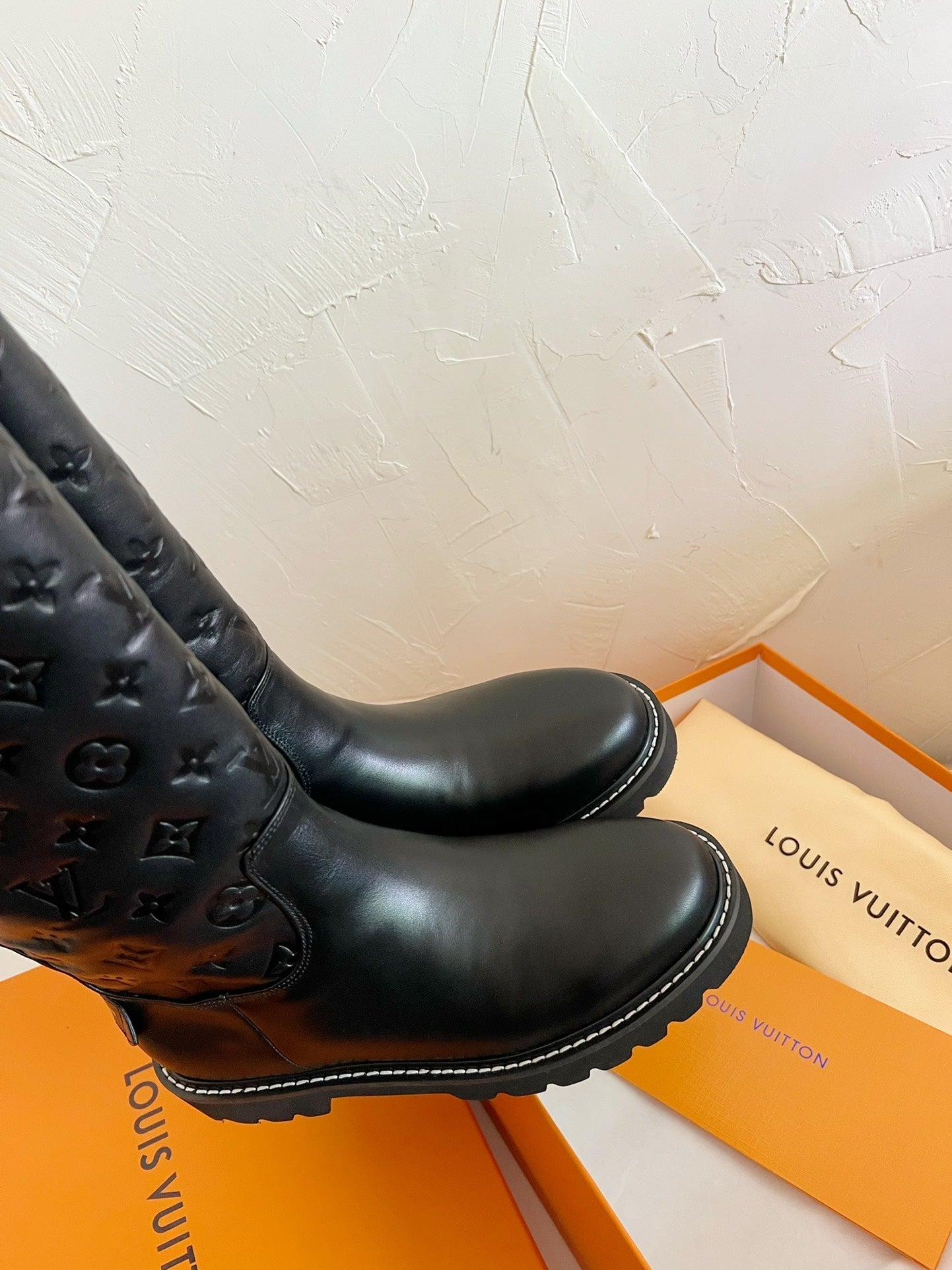TERRITORY FLAT HIGH BOOT IN BLACK EMBOSSED CALFSKIN