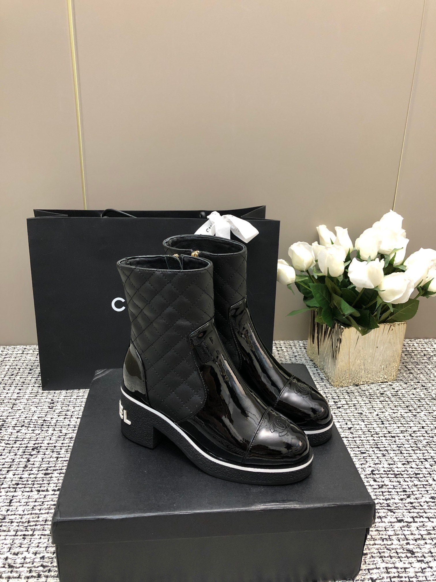 ROUND-TOE SHORT BOOTS BLACK SHEEPSKIN