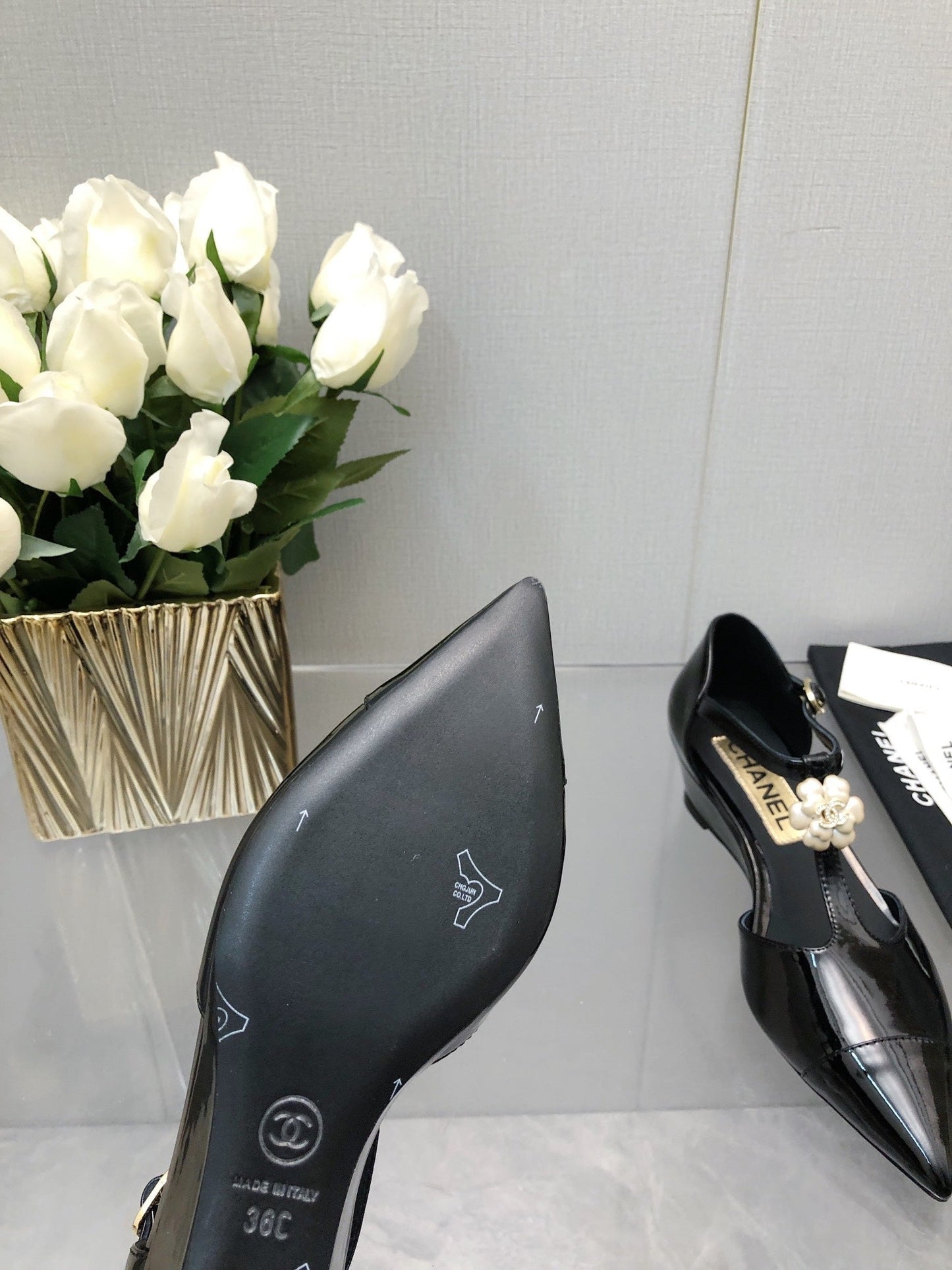 CAMELLIA CAP JANE SANDALS IN BLACK LAMBSKIN