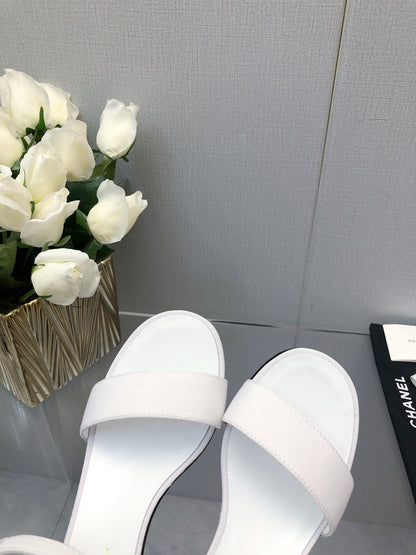 BLOCK HEEL WITH CRYSTAL 5 CM SANDAL IN WHITE FABRIC